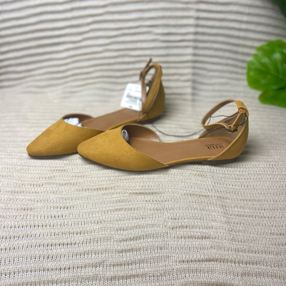 a.n.a Women’s Darell Buckle Closed Toe Ballet Flats - Picture 2 of 2